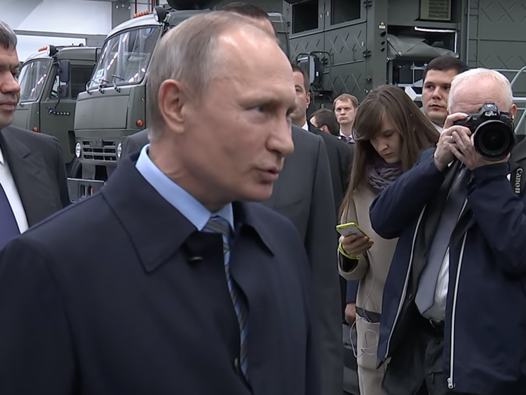 Путин – работнику концерна "Калашников": Ты че такой серьезный? Видео