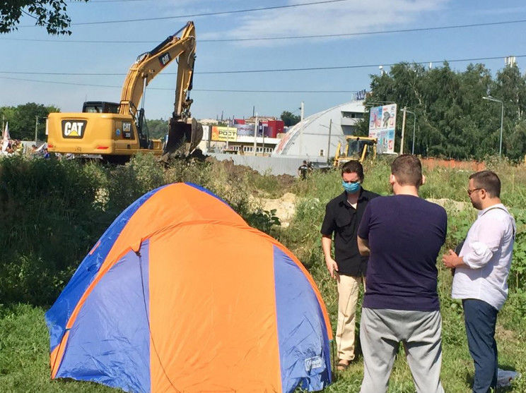 В Харькове на пути строительства дороги через "Барабашово" установили палаточный городок