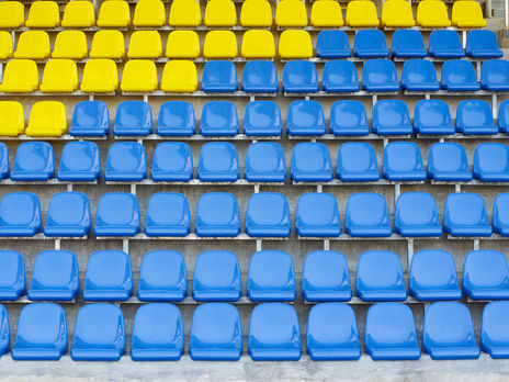 На заключительные матчи футбольного сезона в Украине пустят болельщиков