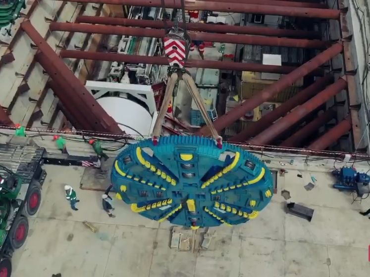 Кличко показал установку 60-тонного оборудования во время строительства метро на Виноградарь. Видео