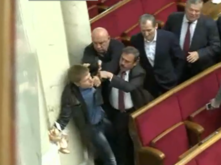 В зале Верховной Рады между народными депутатами произошла потасовка