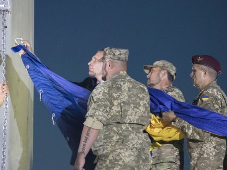 Кличко поднял в Киеве главный флаг Украины