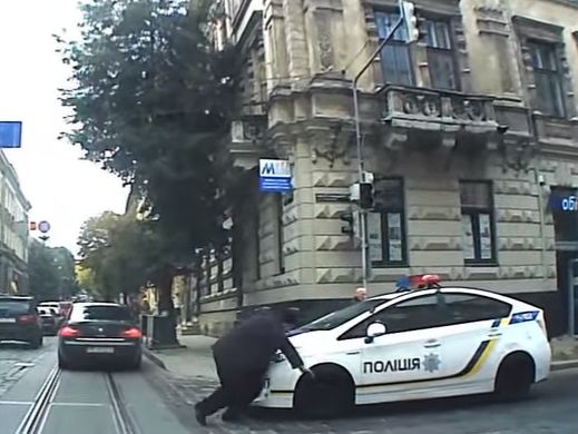 Во Львове авто патрульной полиции сбило переходящую дорогу женщину. Видео