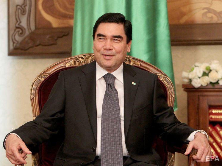 Жителей Туркменистана заставляют покупать портреты президента вместе с едой