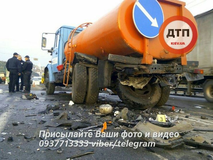 На мосту Патона в Киеве иномарка врезалась в автоцистерну и встречную машину и загорелась