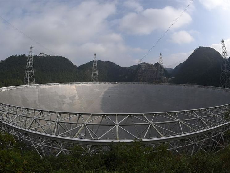 В Китае запустили в работу крупнейший в мире радиотелескоп