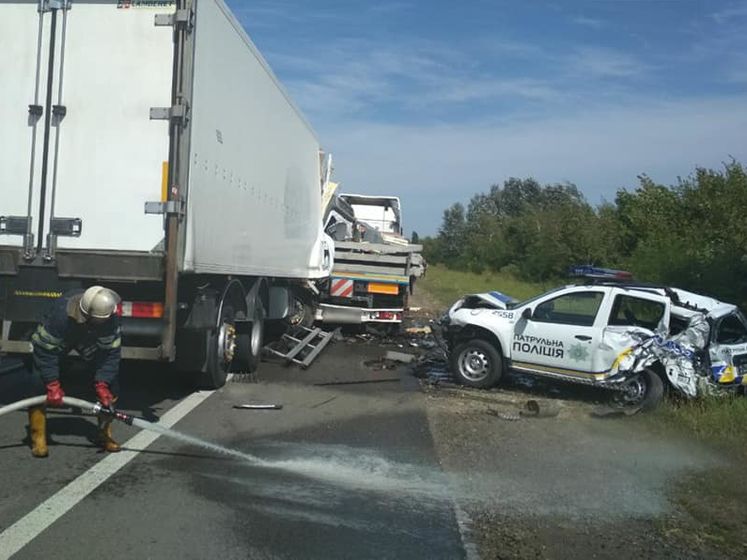 На трассе Киев – Одесса грузовик протаранил патрульную машину
