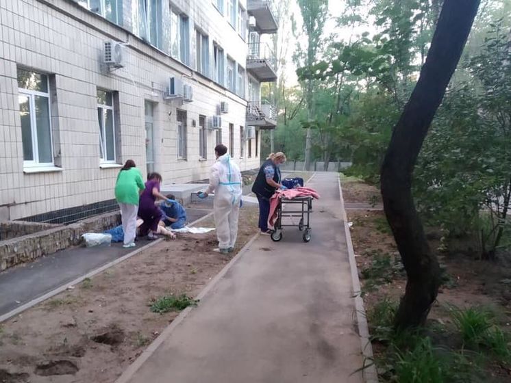В киевской больнице, где лечат больных COVID-19, двое мужчин покончили с собой