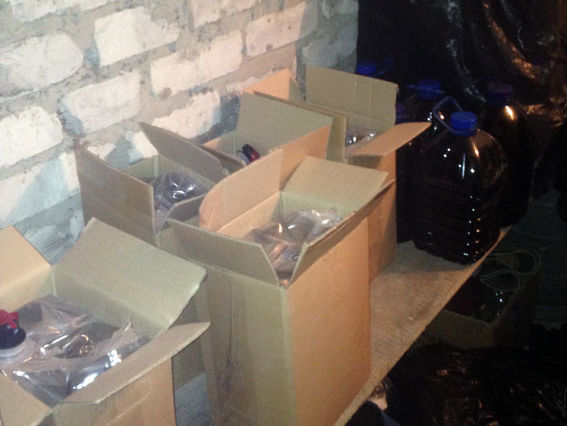 Полиция задержала реализатора и поставщика суррогатного алкоголя из Харьковской области