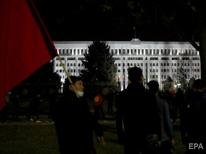 Протестующие в Кыргызстане захватили здание парламента