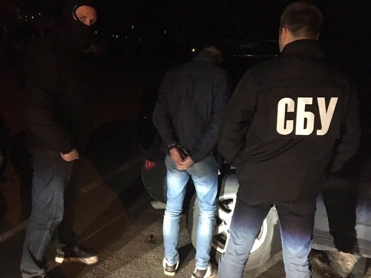 Прокуратура: В Киевской области задержали патрульного, торговавшего наркотиками