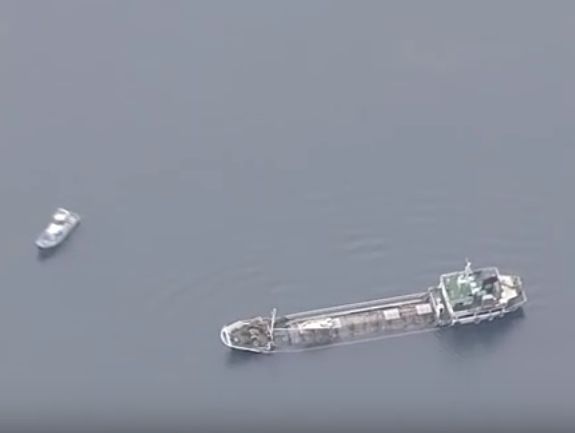 У берегов Японии тонет танкер с 400 тоннами щелочи. Видео