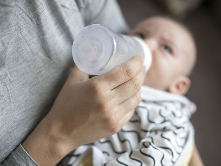 Немовлята, яких годують із пляшечки, споживають щодня мільйони мікрочастинок пластику – дослідження