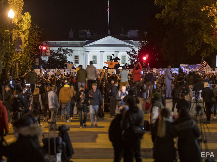 Под Белым домом собралось несколько сотен протестующих против Трампа