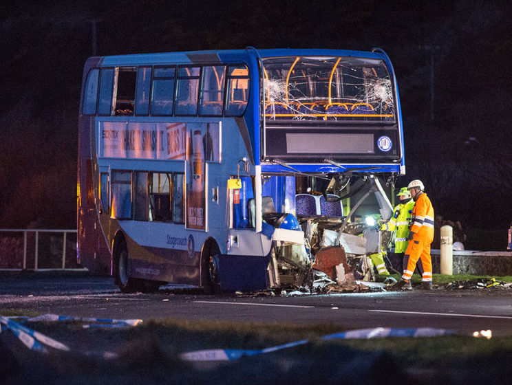 В Британии перевернулся автобус с футбольными фанатами, один человек погиб