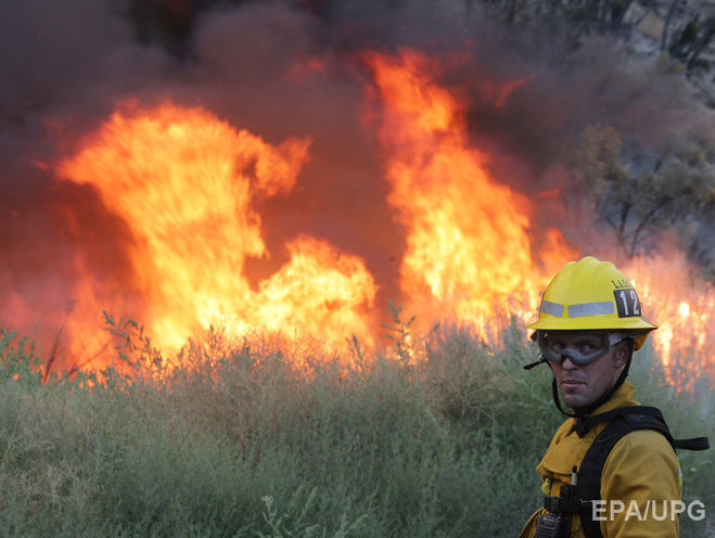 В американской Калифорнии бушует лесной пожар, эвакуированы сотни жителей