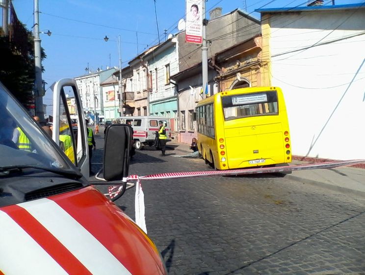 В Черновцах из-за недомогания водитель маршрутки сбил пешехода и врезался в дом