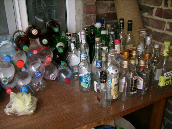 Полиция Донецкой области с начала года изъяла несколько тысяч литров поддельного алкоголя