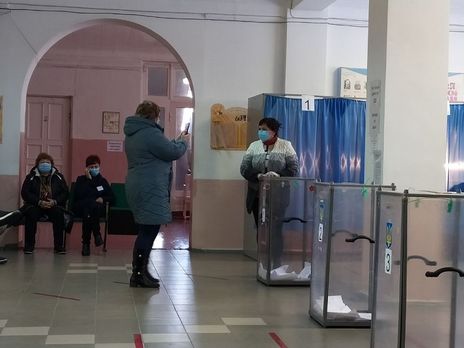 У Слов'янську люди фотографуються біля виборчих урн, щоб виграти iPhone 12