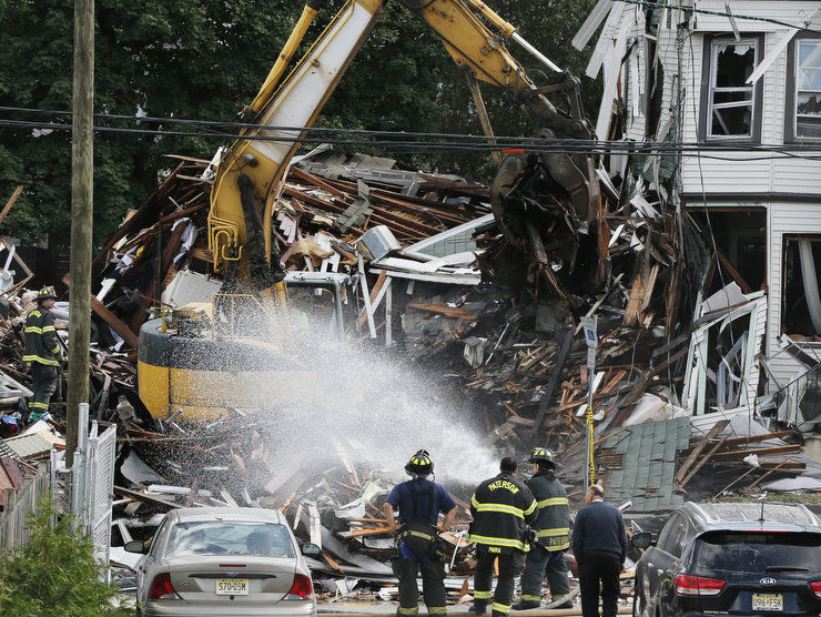 В Нью-Джерси мощный взрыв разрушил два дома. Видео