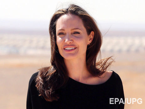 Джоли обратилась к психотерапевту чтобы помочь детям пережить ее развод с Питтом- СМИ