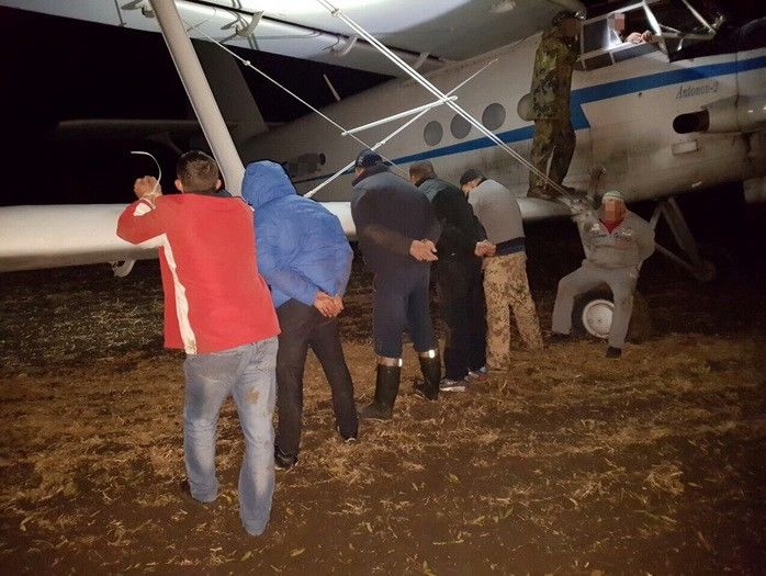 В Хмельницкой области СБУ задержала самолет, заполненный контрабандными сигаретами