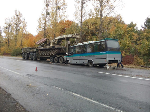 В Винницкой области в результате столкновения пассажирского автобуса с военным тягачом пострадало 11 человек