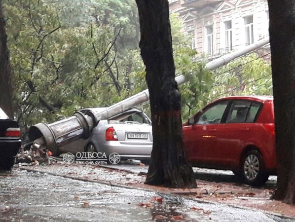В Одессе из-за непогоды на машину рухнул столб, нарушено движение трамваев