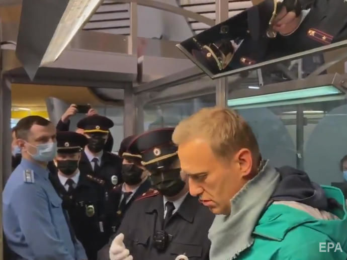 "Суд будет сегодня". Адвокатов Навального пропустили в ОВД, но подопечного они не видели 