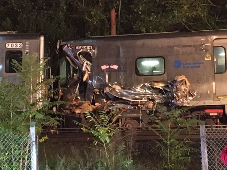 В пригороде Нью-Йорка сошел с рельсов поезд, пострадали 29 человек