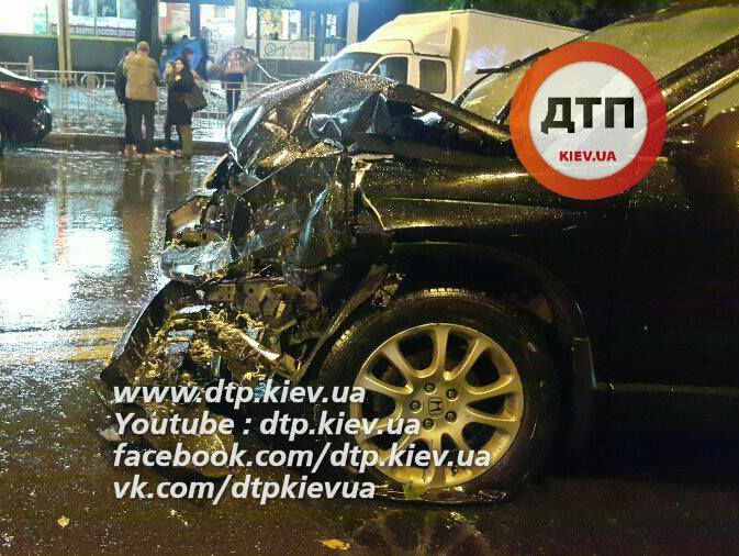 В Киеве водитель иномарки сбил двух пешеходов и разбил пять машин