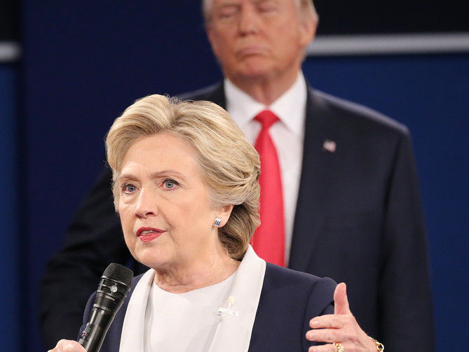 Reuters: "Язык тела Трампа" на дебатах с Клинтон привел в недоумение пользователей соцсетей