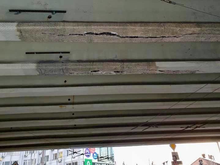 В Киеве на мосту у станции метро "Нивки" обнаружили глубокую трещину. Его ремонтировала турецкая компания 