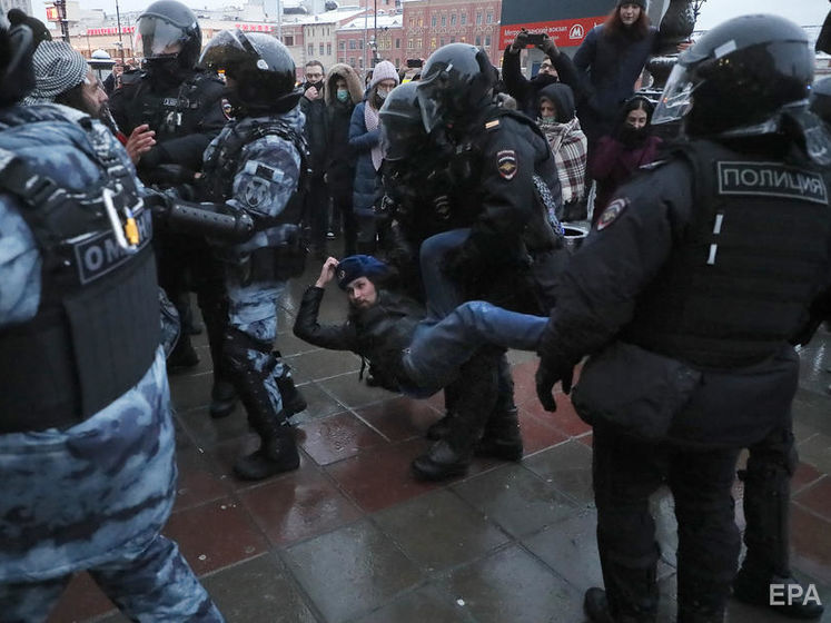 Госдума РФ увеличила в четыре раза штрафы за неповиновение силовикам на митингах