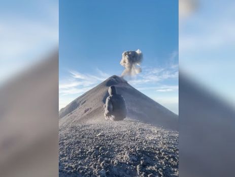 Житель Гватемали медитував на горі, коли за його спиною почалося виверження вулкана. Відео