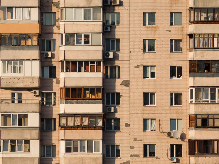 В Киеве с балкона на 14-м этаже выпала 13-летняя девочка