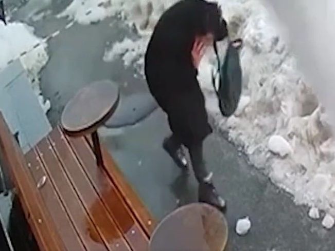 У центрі Києва на жінку з даху впала брила льоду, поліція опублікувала відео