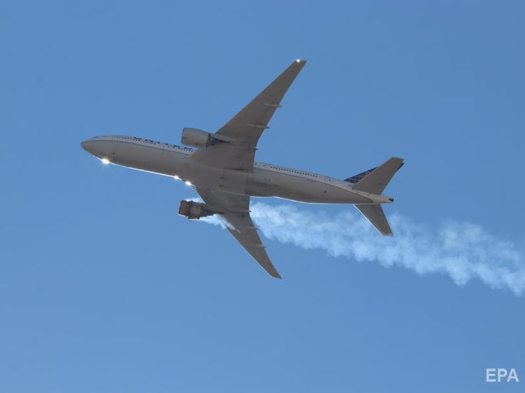 В США назвали вероятную причину возгорания двигателя у Boeing 777, который начал распадаться в воздухе