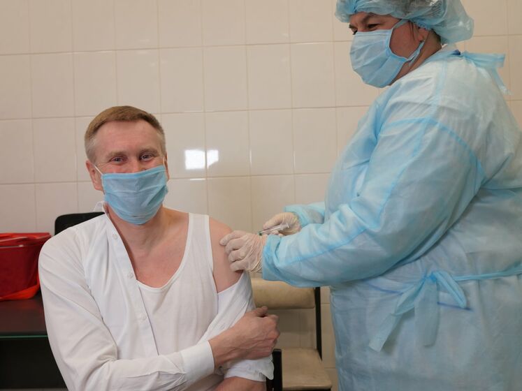 Глава Нацслужбы здоровья сделал прививку от COVID-19 неиспользованной дозой вакцины