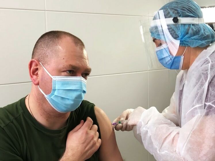 "Командир должен быть первым". Глава Госпогранслужбы Украины получил прививку от COVID-19