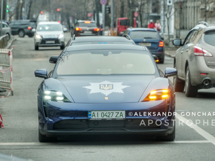 У Києві помітили поліцейський Porsche. У поліції кажуть, машина не їхня, хоча вони б не відмовилися