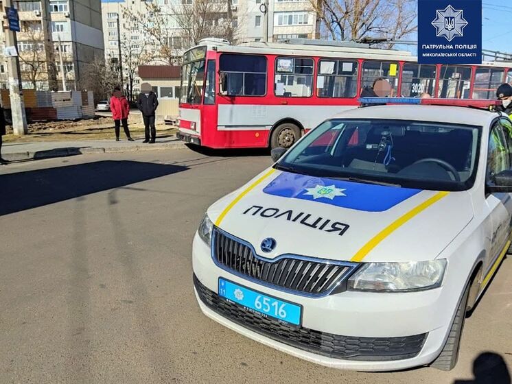 В Николаеве мужчина в салоне троллейбуса избил женщину-водителя, ее госпитализировали