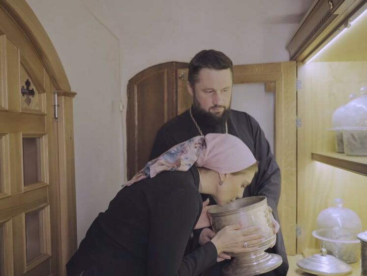 "Удивительно пахнет". Марченко в своем фильме поцеловала череп монаха