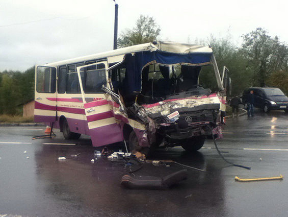 В Ивано-Франковской области грузовик врезался в пассажирский автобус, два человека погибли