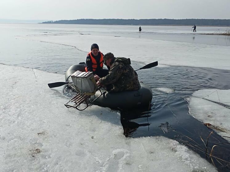 Шестеро на льдине. В Киевской области спасли рыбаков, дрейфовавших в заливе Днепра