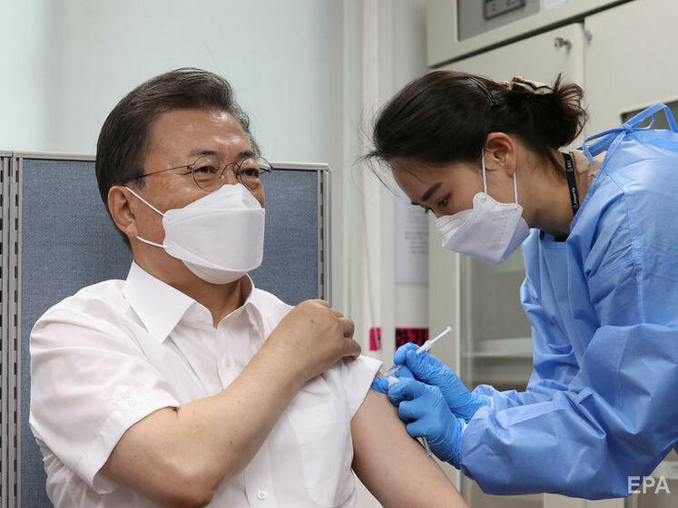 Президент Южной Кореи привился вакциной AstraZeneca