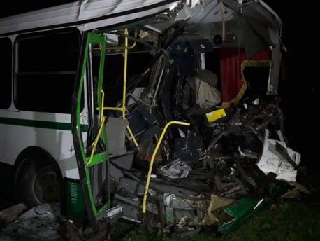 На Донбассе бронетранспортер столкнулся с пассажирским автобусом, есть погибшие и травмированные