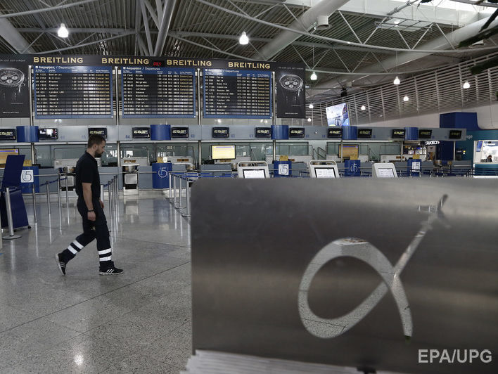 В аэропорту Афин задержали россиянку за провоз €2,3 млн под одеждой и в багаже