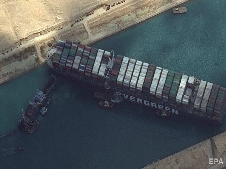 Через контейнеровоз, що сів на мілину, на вході в Суецький канал зібралася черга з понад 300 суден