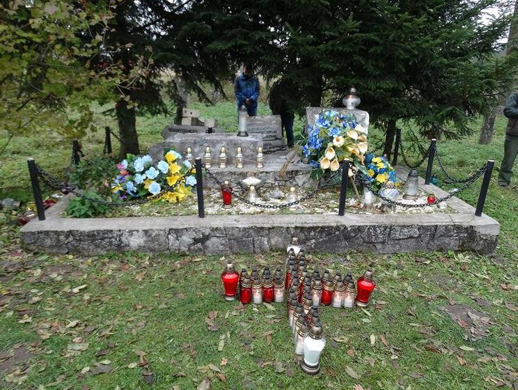 В Польше извинились за уничтожение радикалами украинских могил и памятников